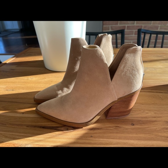 Vince Camuto Gigietta Boots - Picture 1 of 6